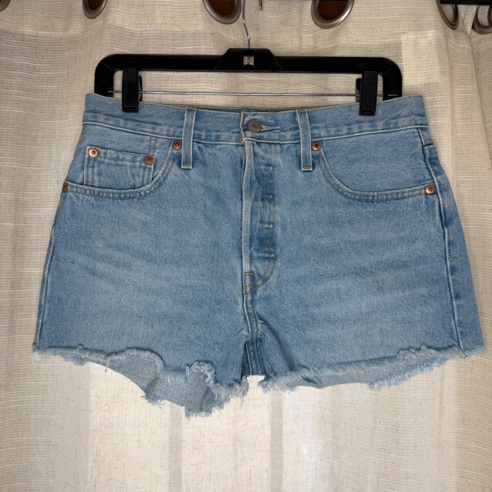 Levi's 501 High Rise Cut Off Denim Shorts Light Wash Blue Raw Fray‎ Women's 28
